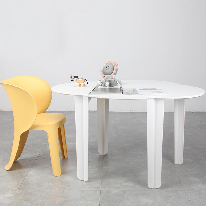 Kindertisch in Wolkenform