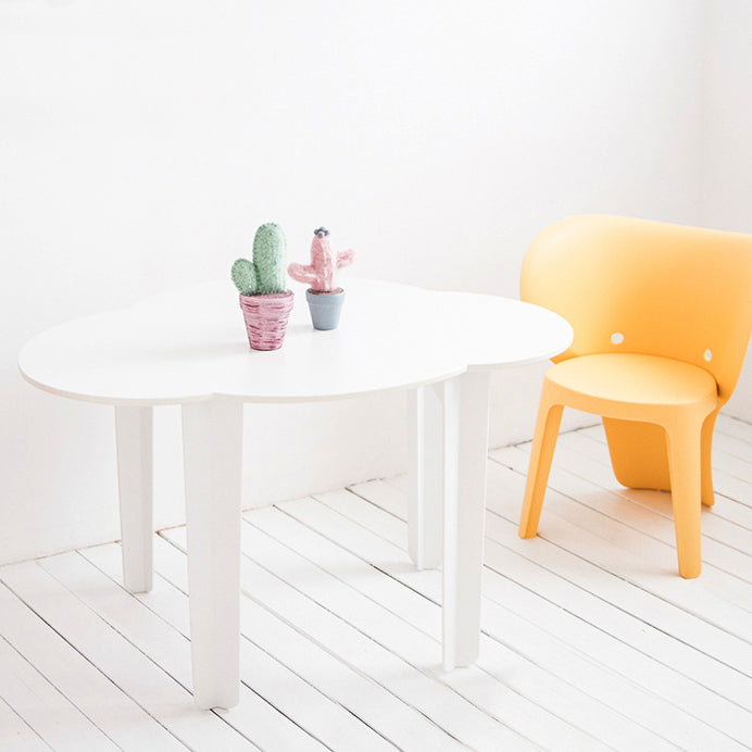 Kindertisch in Wolkenform
