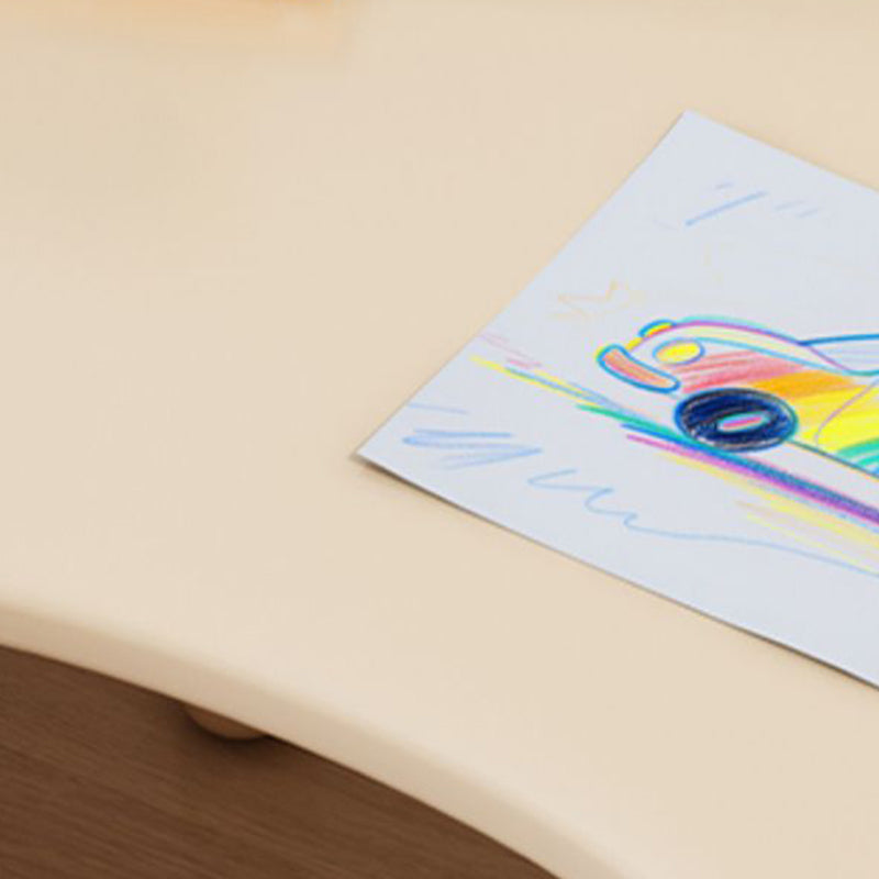 Ovaler Kindertisch aus Holz mit Silikonkante