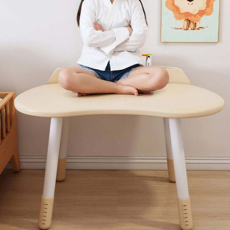 Ovaler Kindertisch aus Holz mit Silikonkante