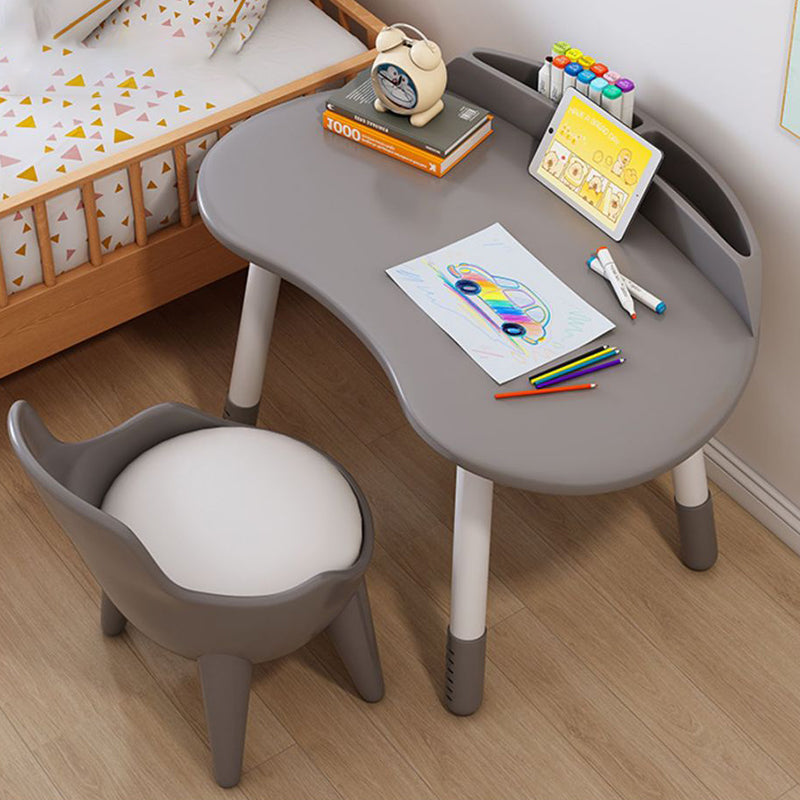 Ovaler Kindertisch aus Holz mit Silikonkante