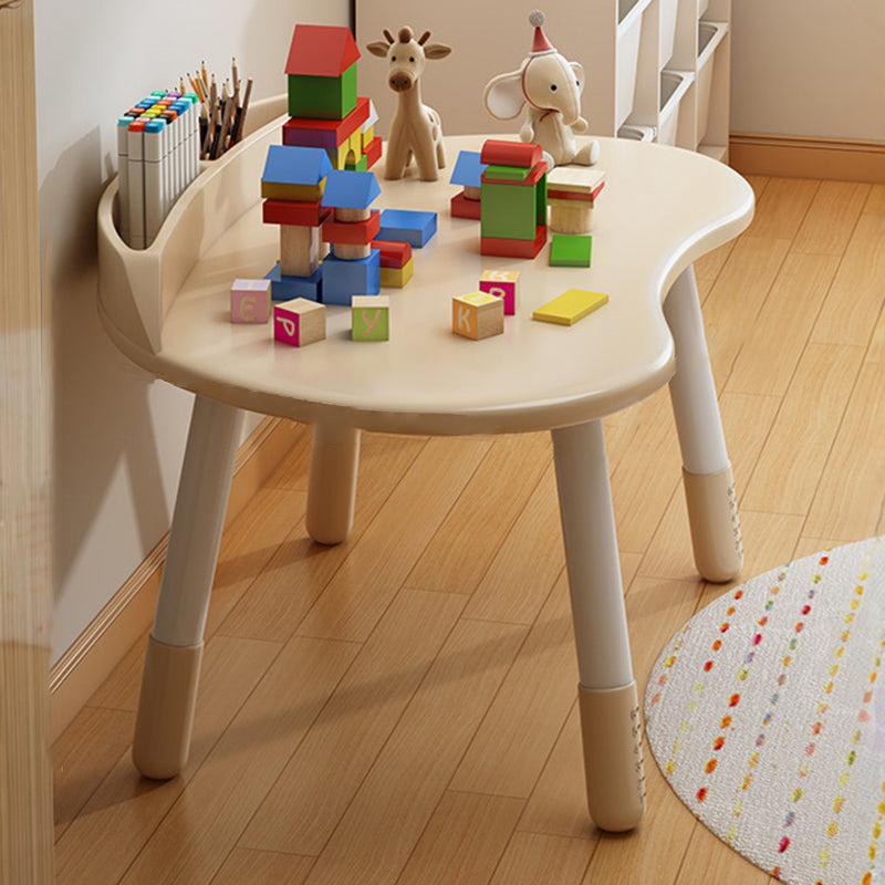 Ovaler Kindertisch aus Holz mit Silikonkante