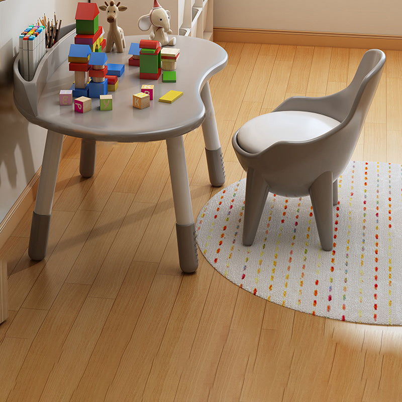 Ovaler Kindertisch aus Holz mit Silikonkante