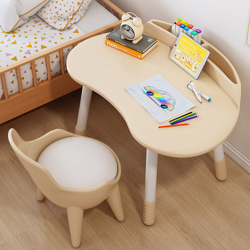 Ovaler Kindertisch aus Holz mit Silikonkante