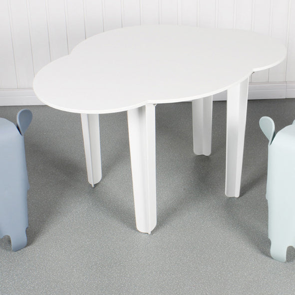 Kindertisch in Wolkenform