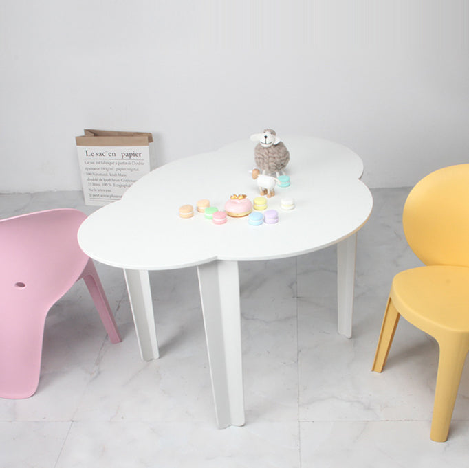 Kindertisch in Wolkenform