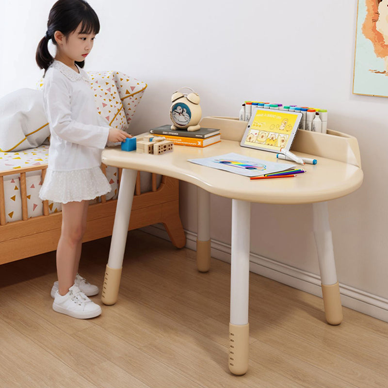 Ovaler Kindertisch aus Holz mit Silikonkante