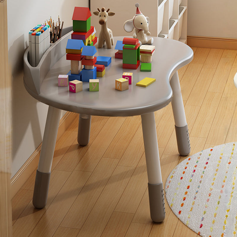 Ovaler Kindertisch aus Holz mit Silikonkante