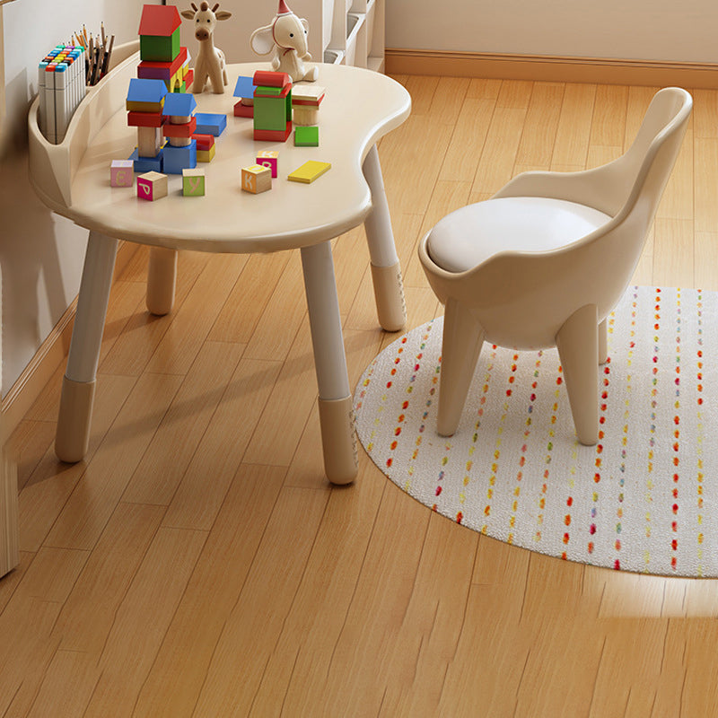 Ovaler Kindertisch aus Holz mit Silikonkante