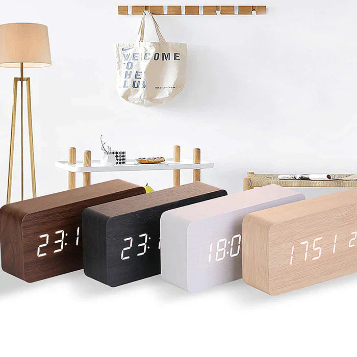 WoodAlarm Digitaler Wecker in Holzoptik | Kabelloses Laden, LED | SpielTopia