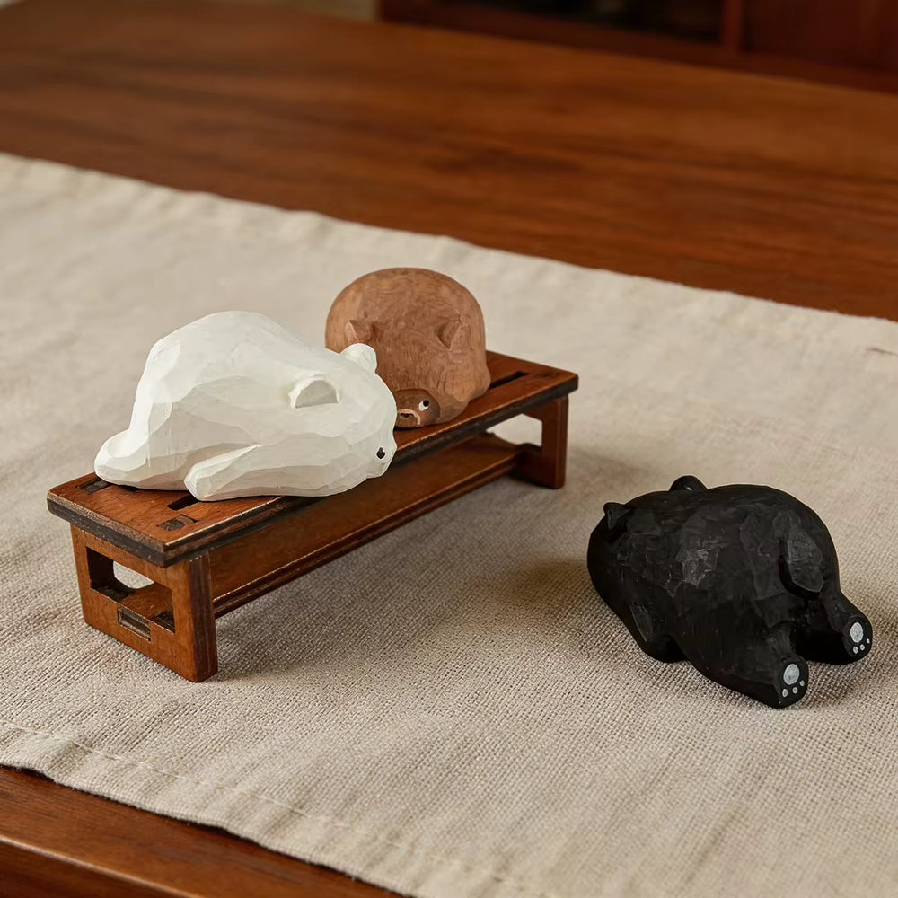 Bruno, der Faulpelz-Bär Handgeschnitzte Holzfigur