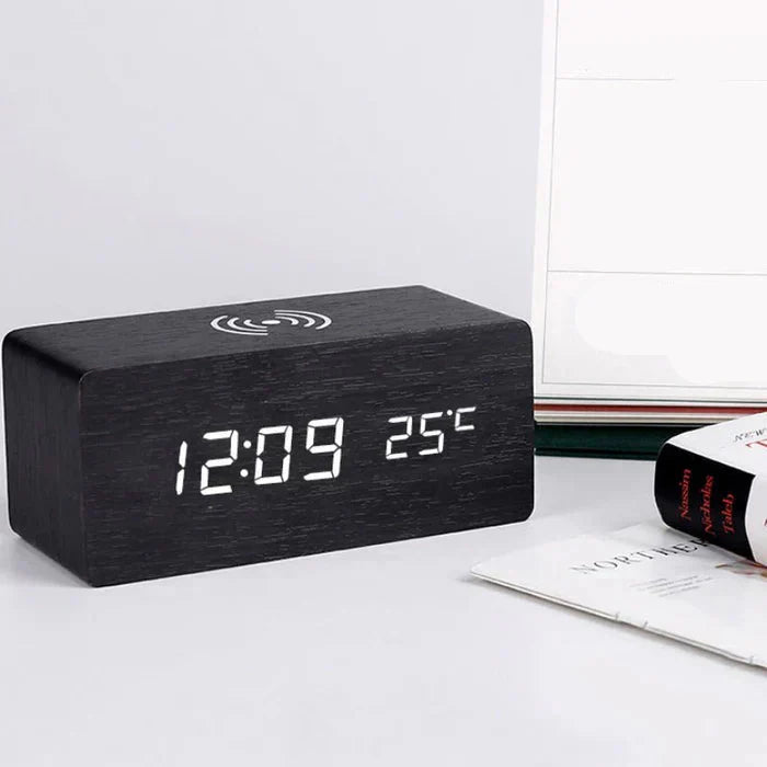 WoodAlarm Digitaler Wecker in Holzoptik | Kabelloses Laden, LED | SpielTopia