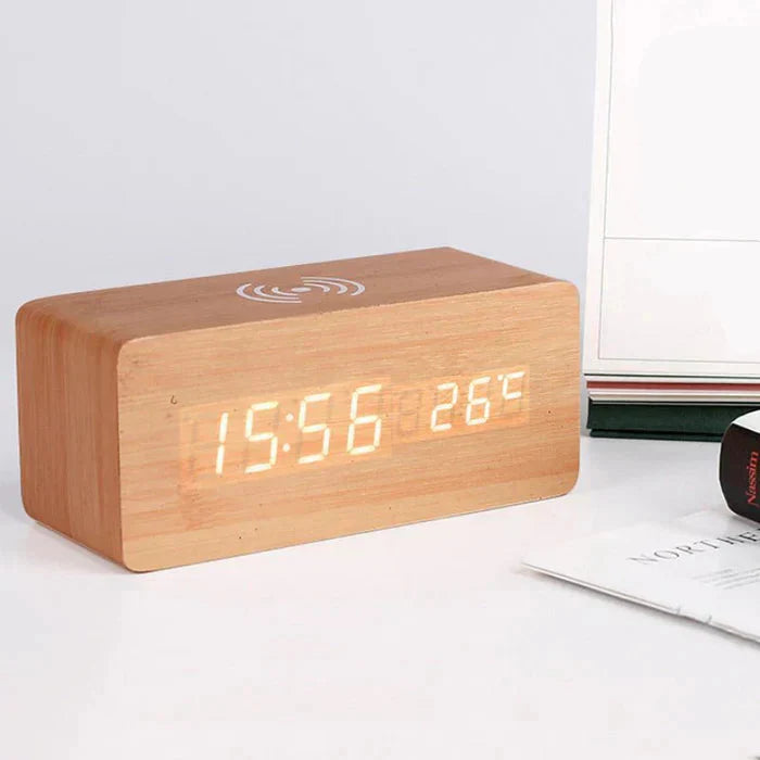 WoodAlarm Digitaler Wecker in Holzoptik | Kabelloses Laden, LED | SpielTopia