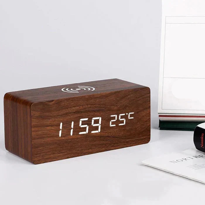 WoodAlarm Digitaler Wecker in Holzoptik | Kabelloses Laden, LED | SpielTopia